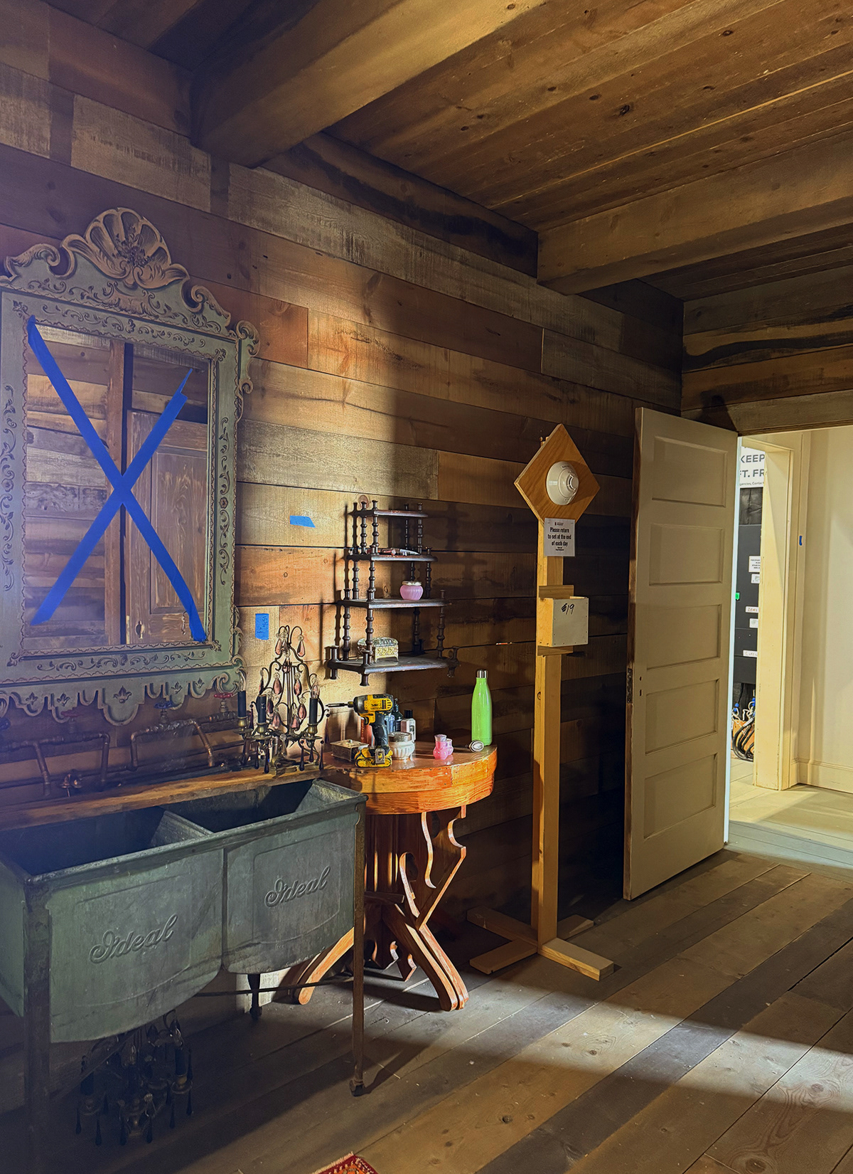 RANSOM CANYON S2 - ELLIE'S BATHROOM