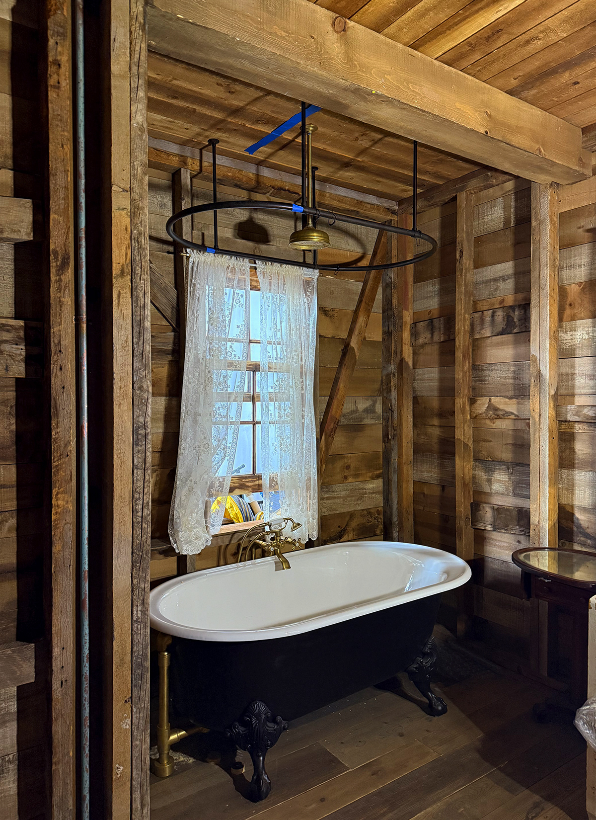 RANSOM CANYON S2 - ELLIE'S BATHROOM